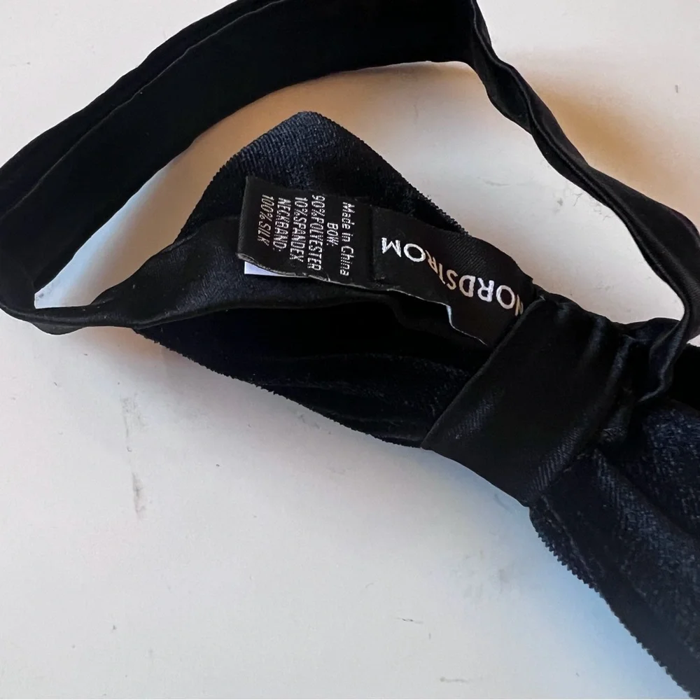NORDSTROM FAMILY MOMENTS BOYS VELVET PRE-TIED BOW TIE BLACK OS ADJUSTABLE NWOT